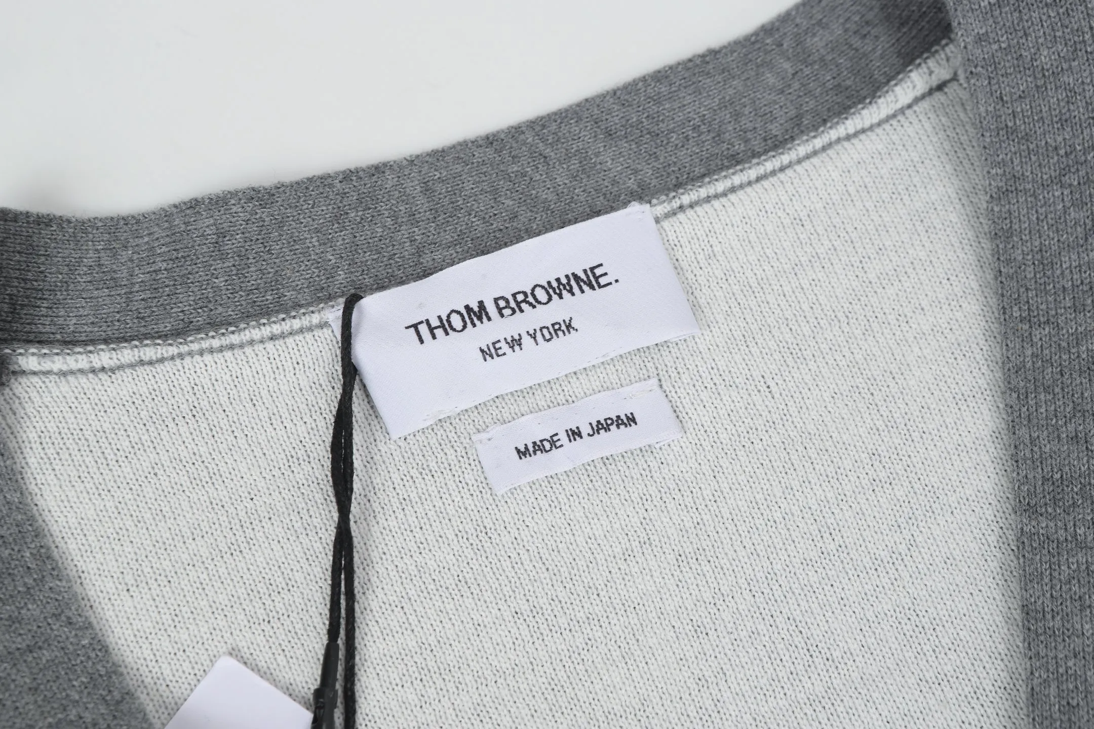 THOM BROWNE · 4 V ：Blue White Size：S M L Thom Browne 1965 ， 1997 。 Giorgio Armani ， Club Monaco ， 。Browne ， 、 。 ， 。 Thom Browne Classic ， 、 Classic。